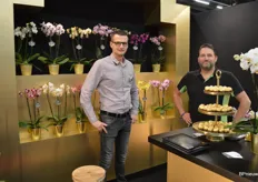 Jan Termeer en Gerard van Wijk van Hoog Bos. De kweker presenteert de zwaarste kwaliteit planten in de ‘gold collection’, en alles, van bon bon tot potcover, blonk dan ook van het kostbare metaal.